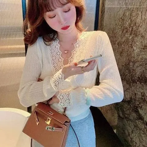 Knit Buttoned Longsleeve Blouse With Laced Collar